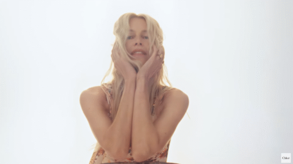 Claudia Schiffer（クラウディア・シファー）と過ごす甘い夏 Chloé（クロエ） 2025ハイサマーコレクション