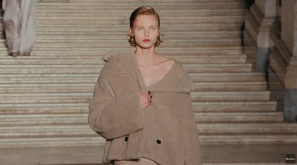 創業の時を回顧 Max Mara（マックスマーラ）2026年リゾートファッションショー