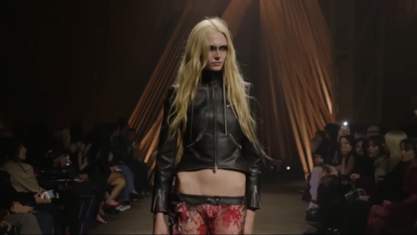 狂気が渦巻く欲望に満ちた信仰的なAlexander McQueen（アレキサンダー・マックイーン）2026年春夏コレクション