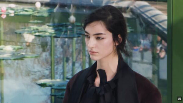 睡蓮が浮かぶ名園の水盤に架けるランウェイ Dior（ディオール）2026年秋冬コレクション